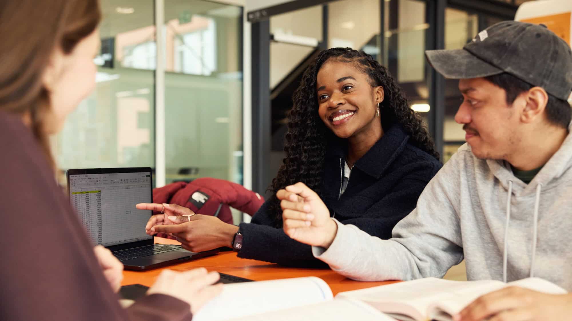 Bedrijfsfotografie van studenten tijdens samenwerking op Hanzehogeschool Groningen