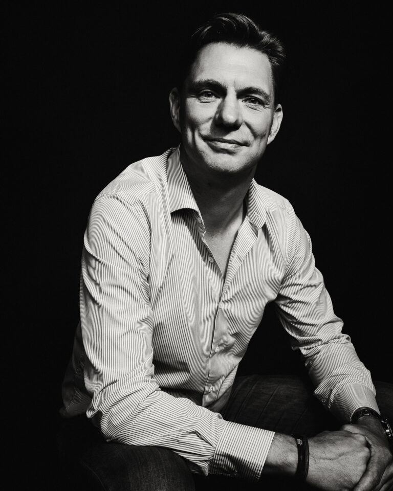 Portretfotografie Zwartwit – Lachende Ondernemers Zittend Op Foto